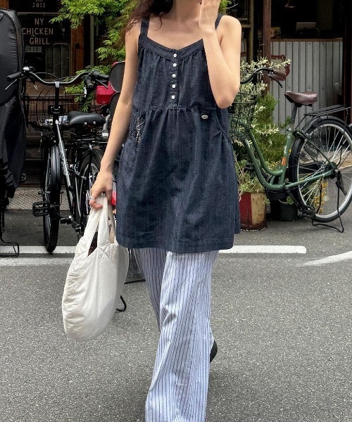 FAVORITO(ファヴォリート)の「デニムノーカラートップス(キャミソール・レディース・ブルー・F)」の9枚目の写真