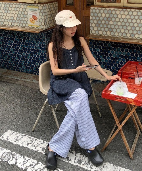 FAVORITO(ファヴォリート)の「デニムノーカラートップス(キャミソール・レディース・ブルー・F)」の17枚目の写真
