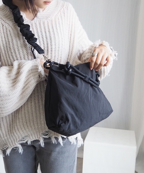 minia（ミニア）の「3wayで持てるこなれ感[ロープハンドルシャーリングショルダーバッグ]（ハンドバッグ・レディース・ブラック/オフホワイト・FREE）」の8枚目の写真