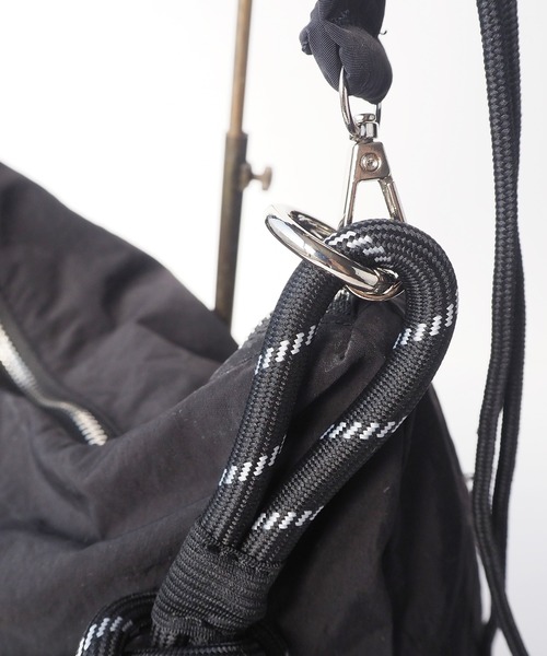 minia（ミニア）の「3wayで持てるこなれ感[ロープハンドルシャーリングショルダーバッグ]（ハンドバッグ・レディース・ブラック/オフホワイト・FREE）」の5枚目の写真