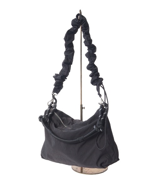minia（ミニア）の「3wayで持てるこなれ感[ロープハンドルシャーリングショルダーバッグ]（ハンドバッグ・レディース・ブラック/オフホワイト・FREE）」の4枚目の写真
