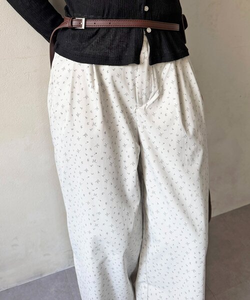Thevon(ゼボン)の「小花柄タックパンツ(その他パンツ・レディース・ブラック/グレー・M/S)」の1枚目の写真