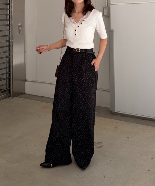 Thevon(ゼボン)の「小花柄タックパンツ(その他パンツ・レディース・ブラック/グレー・M/S)」の4枚目の写真