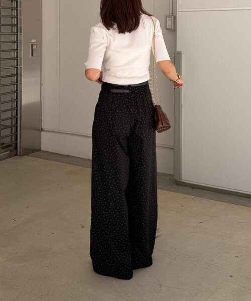 Thevon(ゼボン)の「小花柄タックパンツ(その他パンツ・レディース・ブラック/グレー・M/S)」の5枚目の写真