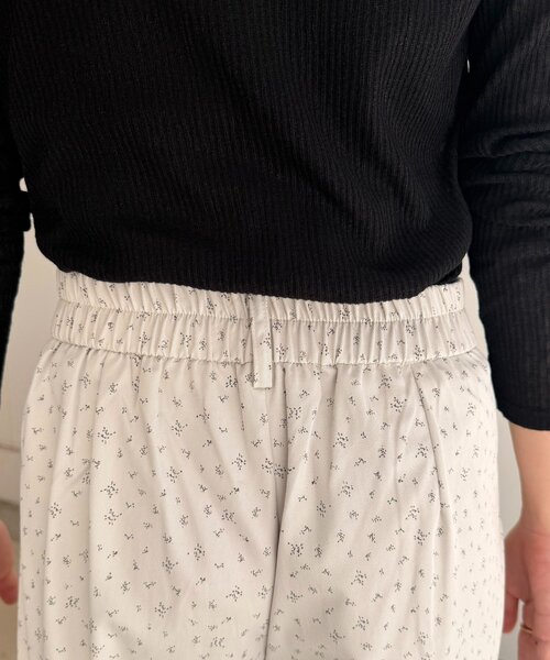 Thevon(ゼボン)の「小花柄タックパンツ(その他パンツ・レディース・ブラック/グレー・M/S)」の18枚目の写真