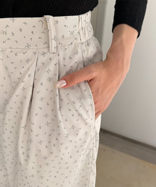 Thevon(ゼボン)の「小花柄タックパンツ(その他パンツ・レディース・ブラック/グレー・M/S)」の19枚目の写真