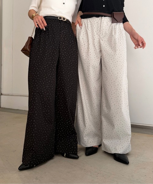 Thevon(ゼボン)の「小花柄タックパンツ(その他パンツ・レディース・ブラック/グレー・M/S)」の2枚目の写真