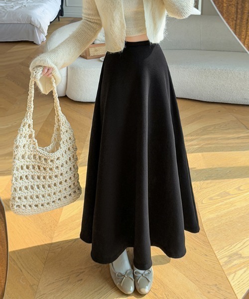 AMAJI(アマジ)の「ドット柄 スエード Aライン ロングスカート(スカート・レディース・グレー/ブラウン/ブラック・SMALL/MEDIUM/LARGE/X-LARGE)」の4枚目の写真