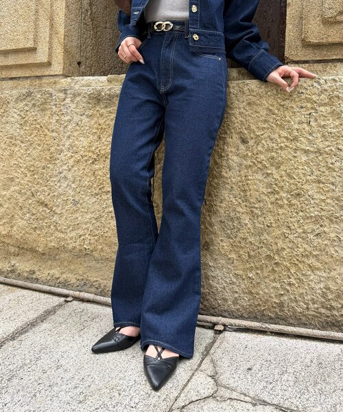 Thevon(ゼボン)の「裾ウェーブセミフレアデニムパンツ(デニムパンツ・レディース・インディゴブルー/ブラック・S/M)」の2枚目の写真