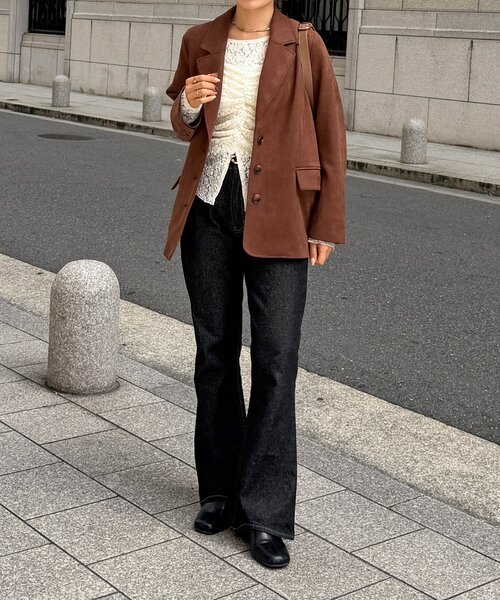 Thevon(ゼボン)の「裾ウェーブセミフレアデニムパンツ(デニムパンツ・レディース・インディゴブルー/ブラック・S/M)」の3枚目の写真