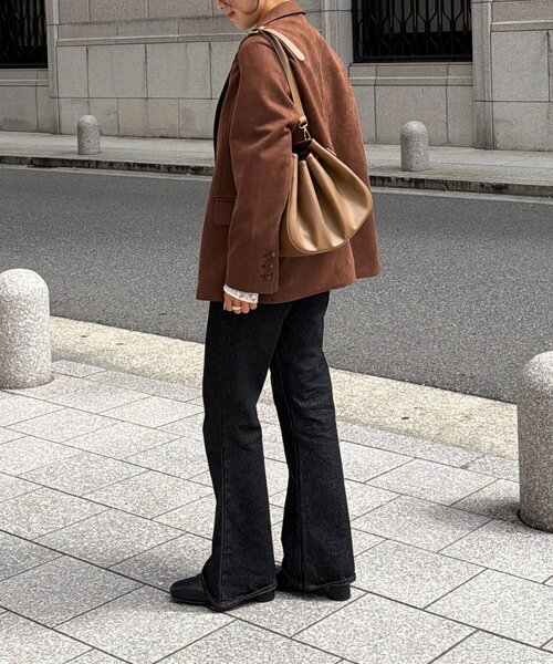 Thevon(ゼボン)の「裾ウェーブセミフレアデニムパンツ(デニムパンツ・レディース・インディゴブルー/ブラック・S/M)」の4枚目の写真