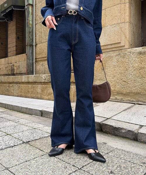 Thevon(ゼボン)の「裾ウェーブセミフレアデニムパンツ(デニムパンツ・レディース・インディゴブルー/ブラック・S/M)」の8枚目の写真