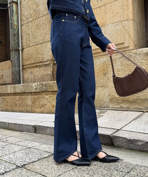 Thevon(ゼボン)の「裾ウェーブセミフレアデニムパンツ(デニムパンツ・レディース・インディゴブルー/ブラック・S/M)」の11枚目の写真