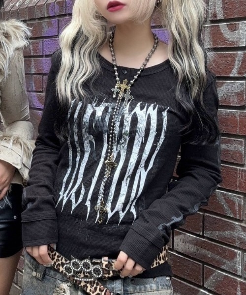 Never mind the XU / Chikashitsu+(ネバーマインド ザ エックスユー / チカシツプラス)の「【BABY09】dark waffle long sleeve / 【ベイビーナイン】ダークワッフル長袖Tシャツ(Tシャツ/カットソー・レディース・ブラック/ホワイト・M)」の1枚目の写真