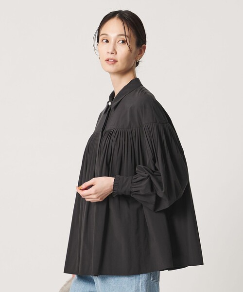 UNITED ARROWS(ユナイテッドアローズ)の「パールライク ボタン タック フレア ブラウス(シャツ/ブラウス・レディース・ベージュ/ブラック/ホワイト・FREE)」の2枚目の写真