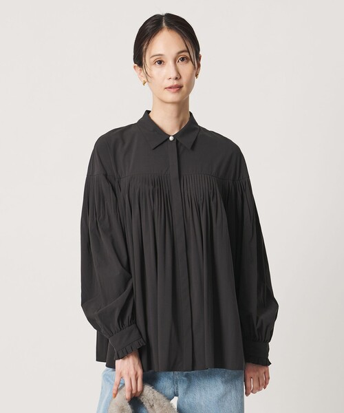 UNITED ARROWS(ユナイテッドアローズ)の「パールライク ボタン タック フレア ブラウス(シャツ/ブラウス・レディース・ベージュ/ブラック/ホワイト・FREE)」の10枚目の写真