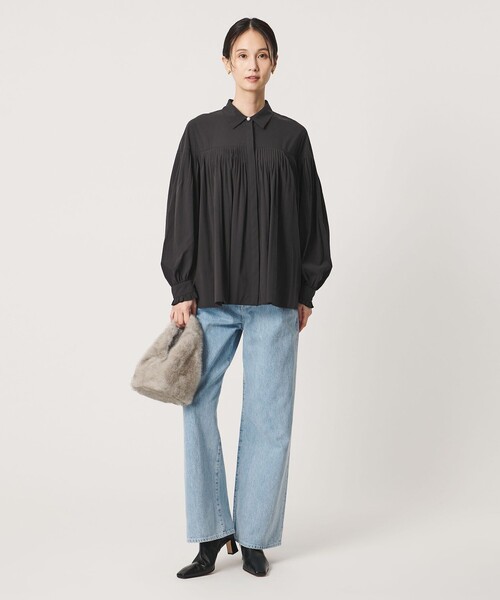 UNITED ARROWS(ユナイテッドアローズ)の「パールライク ボタン タック フレア ブラウス(シャツ/ブラウス・レディース・ベージュ/ブラック/ホワイト・FREE)」の11枚目の写真
