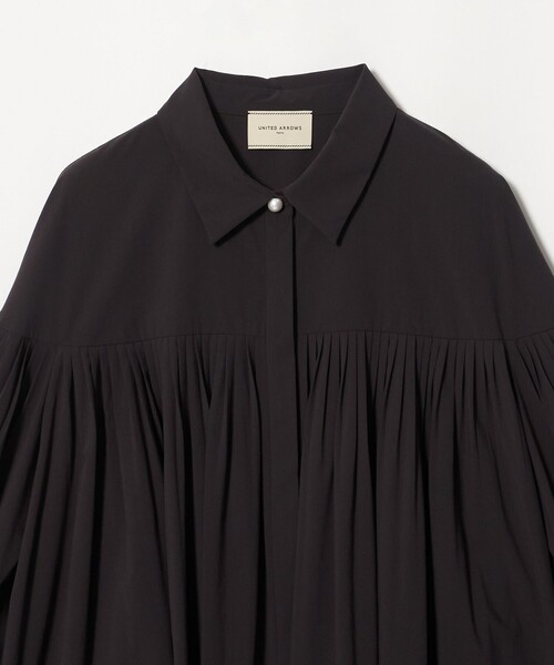 UNITED ARROWS(ユナイテッドアローズ)の「パールライク ボタン タック フレア ブラウス(シャツ/ブラウス・レディース・ベージュ/ブラック/ホワイト・FREE)」の19枚目の写真