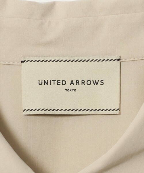 UNITED ARROWS(ユナイテッドアローズ)の「パールライク ボタン タック フレア ブラウス(シャツ/ブラウス・レディース・ベージュ/ブラック/ホワイト・FREE)」の17枚目の写真
