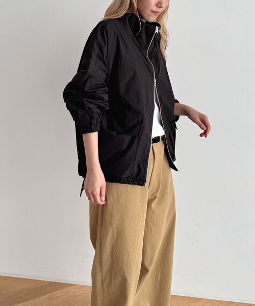CANAL JEAN(キャナルジーン)の「KHA:KI STAND COLLAR JACKET(ナイロンジャケット・レディース・ブラック・2)」の3枚目の写真