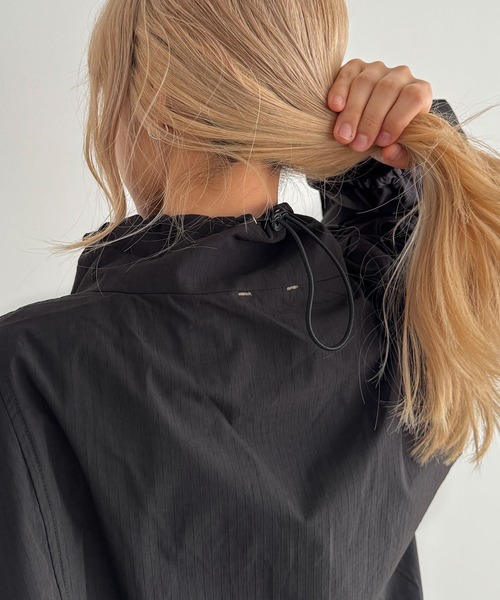 CANAL JEAN(キャナルジーン)の「KHA:KI STAND COLLAR JACKET(ナイロンジャケット・レディース・ブラック・2)」の5枚目の写真