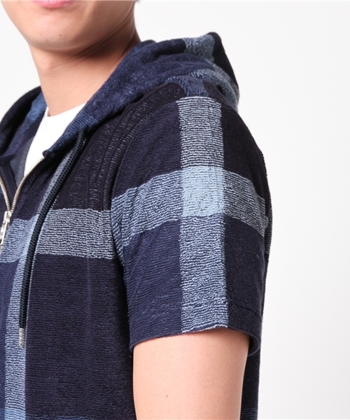 BLACK LABEL CRESTBRIDGE（ブラックレーベル・クレストブリッジ）の「ビックスケールクレストブリッジチェック ハーフスリーブパイルパーカー【COLLECTION LINE】（パーカー・メンズ・ネイビー・M/L）」の6枚目の写真