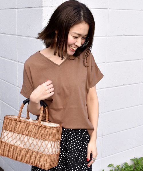 SHIPS Days(シップスデイズ)の「SHIPS Days STANDARD: ソフトコットン Vネック TEE 2 ◇(Tシャツ/カットソー・レディース・ブラック/ワインレッド/ホワイト/キャメル・S~M/M~L)」の4枚目の写真