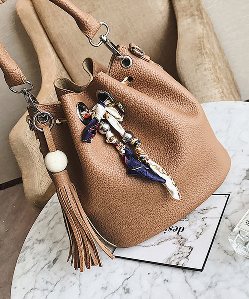 classicalelf（クラシカルエルフ）の「タッセル&スカーフリボン巾着バッグ（ショルダーバッグ・レディース・ブラック/グレー/ブラウン/パープル・FREE）」の4枚目の写真