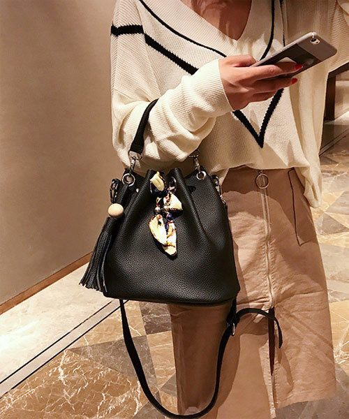 classicalelf（クラシカルエルフ）の「タッセル&スカーフリボン巾着バッグ（ショルダーバッグ・レディース・ブラック/グレー/ブラウン/パープル・FREE）」の15枚目の写真