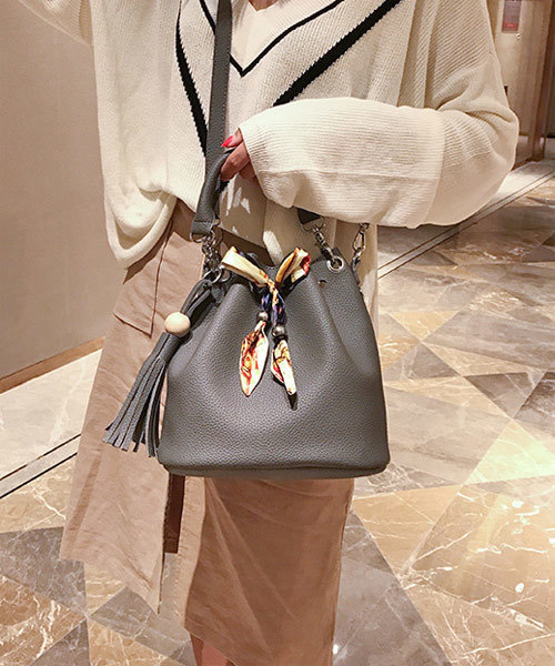 classicalelf（クラシカルエルフ）の「タッセル&スカーフリボン巾着バッグ（ショルダーバッグ・レディース・ブラック/グレー/ブラウン/パープル・FREE）」の13枚目の写真