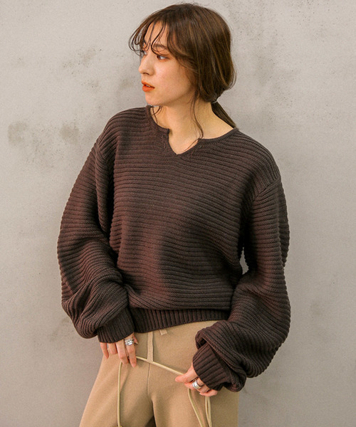 CHAPTER L, LONDON(チャプターエルロンドン)の「キーネックニットトップス(リブ素材ボリュームスリーブベイクドカラー長袖プルオーバー)(ニット/セーター)」|チャコール