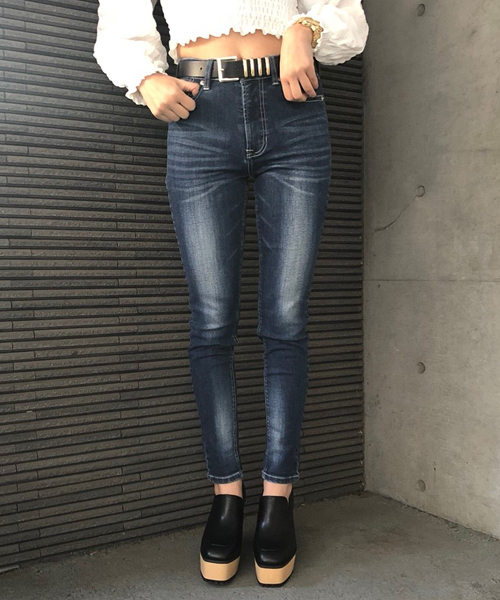 ENVYM（アンビー）の「ＪＵＳＴ ＷＡＩＳＴ ＳＫＩＮＮＹ ＰＴ（デニムパンツ・レディース・ブルー・M/S）」の3枚目の写真