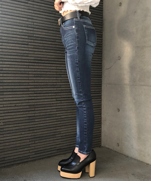 ENVYM（アンビー）の「ＪＵＳＴ ＷＡＩＳＴ ＳＫＩＮＮＹ ＰＴ（デニムパンツ・レディース・ブルー・M/S）」の2枚目の写真