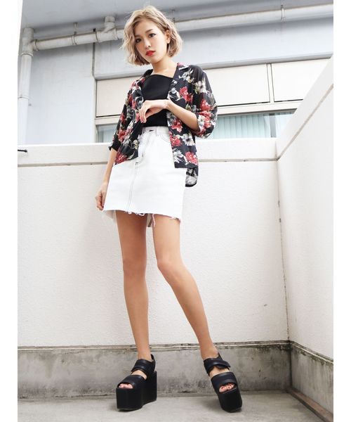 EMODA（エモダ）の「ヘムカットジャストウエストデニムスカート（デニムスカート・レディース・ホワイト/ライトブルー・MEDIUM/SMALL）」の3枚目の写真