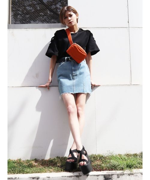 EMODA（エモダ）の「ヘムカットジャストウエストデニムスカート（デニムスカート・レディース・ホワイト/ライトブルー・MEDIUM/SMALL）」の4枚目の写真