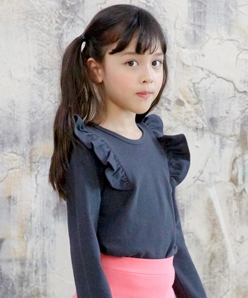 Bee des Bee（ビーデスビー）の「肩フリル長袖トップス（シャツ/ブラウス・キッズ・ブルー/パープル/ライトイエロー/ボルドー/ブラウン系その他/パープル系その他/チョコ/ローズ/ブラウン/グレイッシュベージュ/マジェンタ/ライトブラック/パープル系その他2/イエロー系その他・110cm/100cm/120cm/130cm/140cm/150cm/90cm）」の2枚目の写真