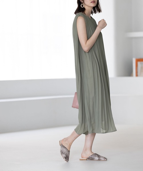 GeeRA(ジーラ)の「プリーツフレアーワンピース(ワンピース・レディース・パープル/カーキ/ブラック/ブルー・LARGE/X-LARGE/MEDIUM)」の2枚目の写真