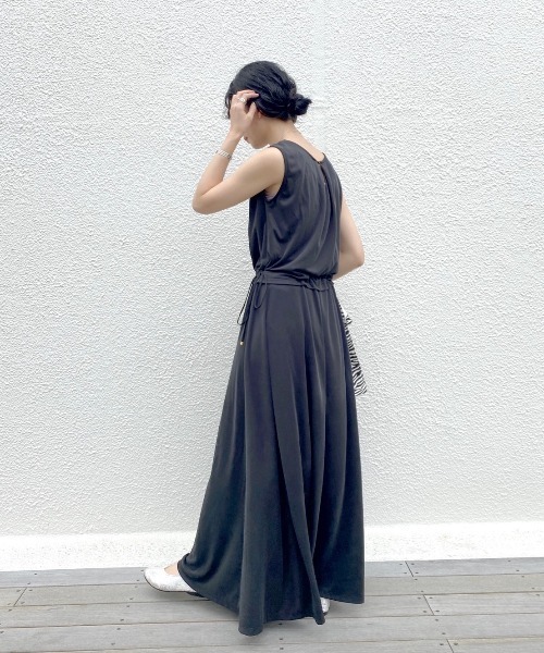 SHENERY(シーナリー)の「バックタックマキシワンピース(ワンピース・レディース・ブラック/グレー系その他・FREE)」の4枚目の写真