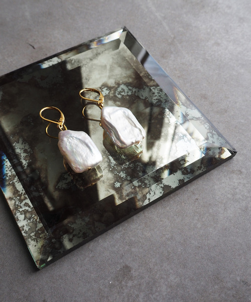 SOFFITTO(ソフィット)の「【Soffitto×&O】別注Square pearl ピアス(ゴールド)(ピアス(両耳用)・レディース・ゴールド・FREE)」の1枚目の写真