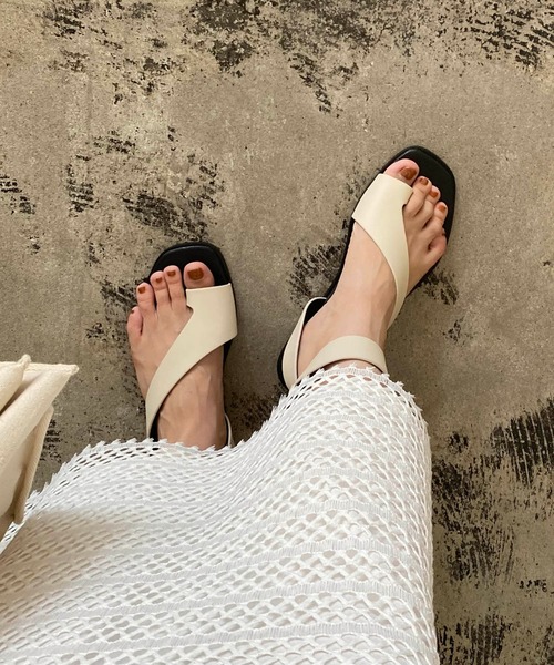 CAPRICIEUX LE'MAGE（カプリシューレマージュ）の「アンクルベルトトングサンダル（サンダル・レディース・ブラック/アイボリー・39/37）」の2枚目の写真