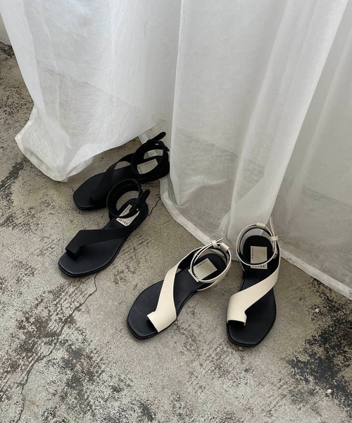 CAPRICIEUX LE'MAGE（カプリシューレマージュ）の「アンクルベルトトングサンダル（サンダル・レディース・ブラック/アイボリー・39/37）」の3枚目の写真