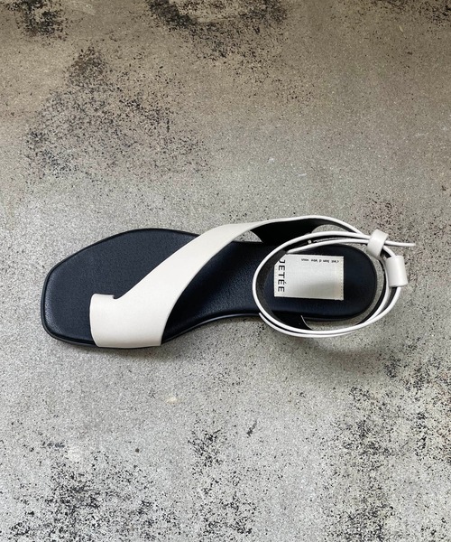 CAPRICIEUX LE'MAGE（カプリシューレマージュ）の「アンクルベルトトングサンダル（サンダル・レディース・ブラック/アイボリー・39/37）」の4枚目の写真