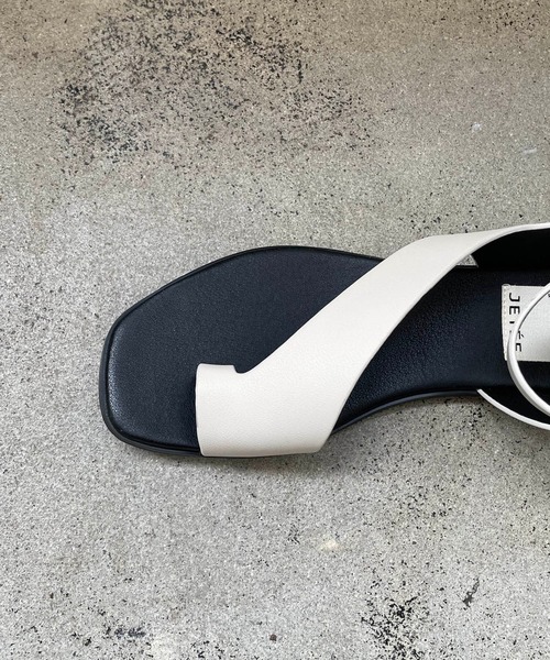 CAPRICIEUX LE'MAGE（カプリシューレマージュ）の「アンクルベルトトングサンダル（サンダル・レディース・ブラック/アイボリー・39/37）」の5枚目の写真