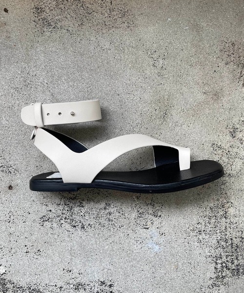 CAPRICIEUX LE'MAGE（カプリシューレマージュ）の「アンクルベルトトングサンダル（サンダル・レディース・ブラック/アイボリー・39/37）」の6枚目の写真