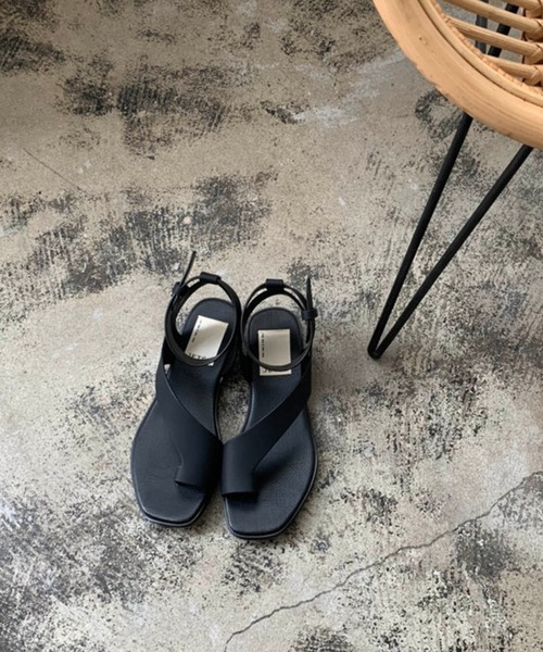 CAPRICIEUX LE'MAGE（カプリシューレマージュ）の「アンクルベルトトングサンダル（サンダル・レディース・ブラック/アイボリー・39/37）」の9枚目の写真