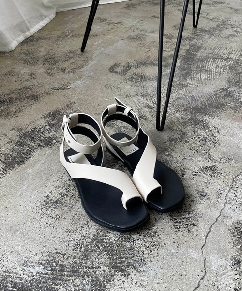 CAPRICIEUX LE'MAGE（カプリシューレマージュ）の「アンクルベルトトングサンダル（サンダル・レディース・ブラック/アイボリー・39/37）」の13枚目の写真