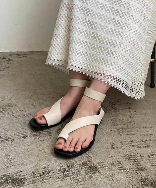 CAPRICIEUX LE'MAGE（カプリシューレマージュ）の「アンクルベルトトングサンダル（サンダル・レディース・ブラック/アイボリー・39/37）」の16枚目の写真