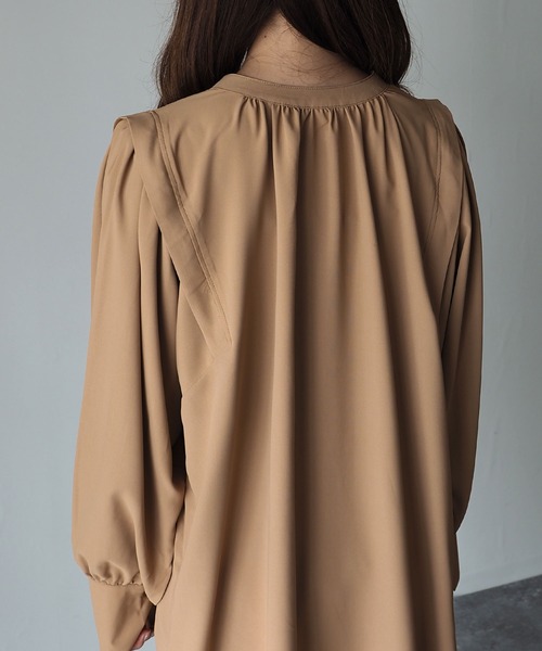 Riberry（リベリー）の「前後2WAYボリューム袖ギャザーブラウス（シャツ/ブラウス・レディース・ブラック/ベージュ/オフホワイト/レンガ・MEDIUM）」の21枚目の写真