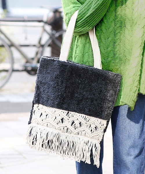 チチカカ(チチカカ)の「ボアマクラメバッグ(トートバッグ・レディース・チャコールグレー/ナチュラル・FREE)」の1枚目の写真