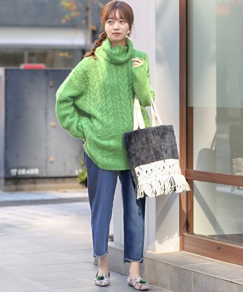 チチカカ(チチカカ)の「ボアマクラメバッグ(トートバッグ・レディース・チャコールグレー/ナチュラル・FREE)」の4枚目の写真